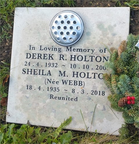 Photo of the grave of DEREK REGINALD HOLTON