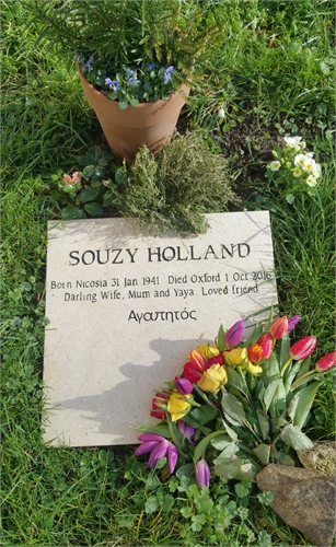 Photo of the grave of SOUZY HOLLAND (née LACEY)