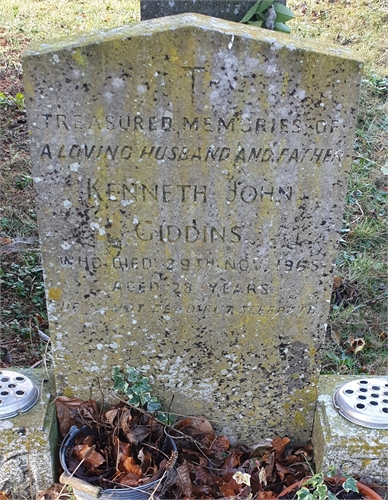 Photo of the grave of KENNETH JOHN GIDDINS