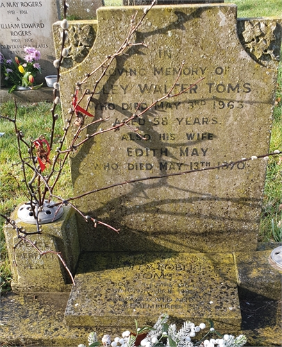 Photo of the grave of EDITH MAY TOMS (née HEWETT)