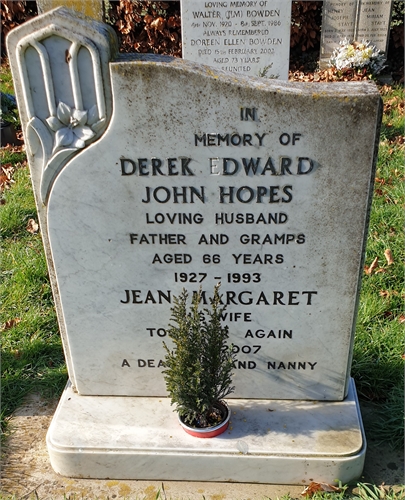 Photo of the grave of DEREK EDWARD JOHN HOPES