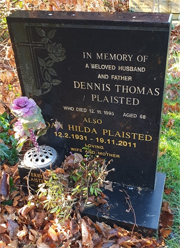 Photo of the grave of (ROLAND) DENNIS THOMAS PLAISTED