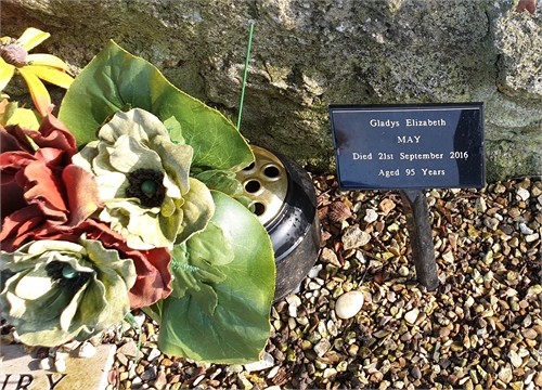 Photo of the grave of GLADYS ELIZABETH MAY