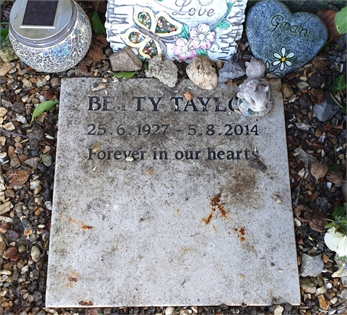 Photo of the grave of BETTY TAYLOR