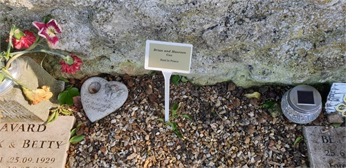 Photo of the grave of MAUREEN COX (née MITCHELL)