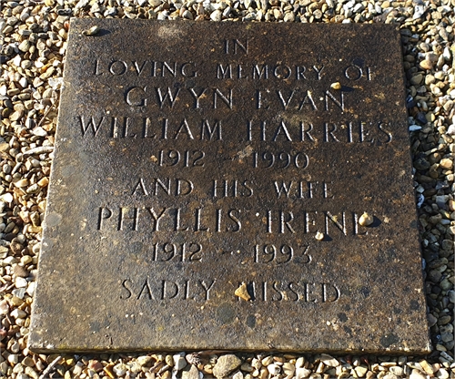 Photo of the grave of PHYLLIS IRENE HARRIES (née BRYANT)