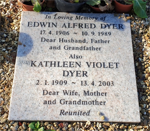 Photo of the grave of (KITTY) KATHLEEN VIOLET DYER (née HUMPHRIS)