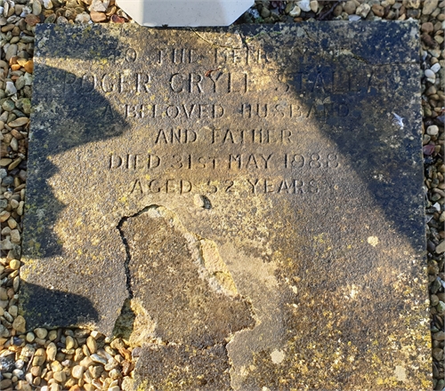 Photo of the grave of ROGER CRYLE STALLAN