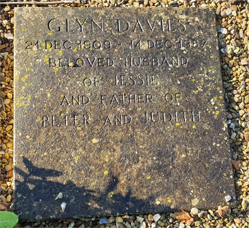 Photo of the grave of GLYN DAVIES